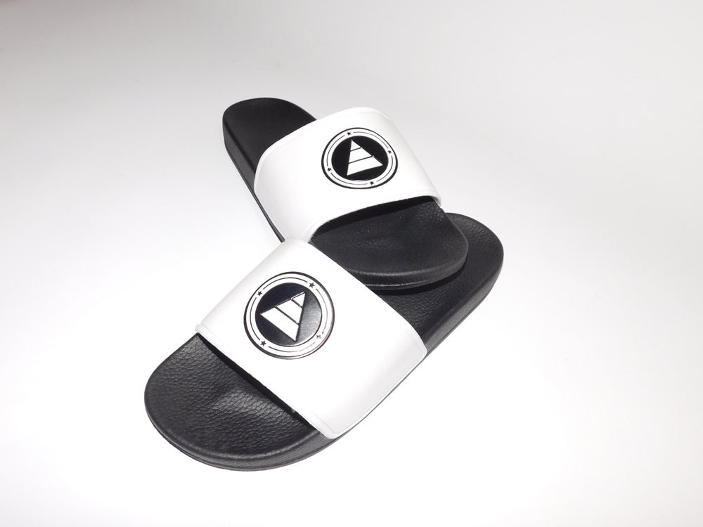 Crtfd pyramid logo sliders (white)